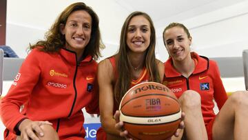 Mar&iacute;a pina, Tamara Abalde y Queralt Casas posan con la Selecci&oacute;n antes de comenzar el Eurobasket 2019 de Letonia y Serbia.
 
 