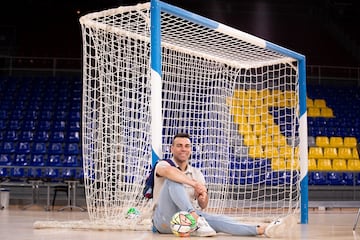 Sergio Lozano posa junto a una portería en el Palau