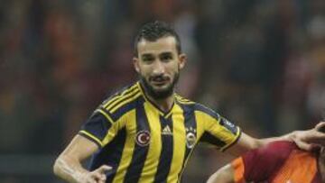 Mehmet Topal durante un partido con el Fenerbah&ccedil;e.