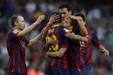 Tello celebra con sus compañero, el gol que ha marcado al Osasuna, quinto para el conjunto azulgrana, durante el partido de la vigésima octava jornada de liga de Primera División disputado esta tarde en el Camp Nou.