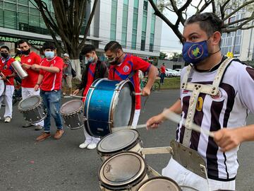 Los Ticos llegan con sus tambores al estadio