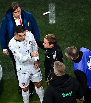 Cristiano Ronaldo es expulsado por un codazo a O´Shea en la espalda sin balón. El árbitro revisa la jugada en el VAR y le muestra la cartulina roja.