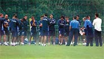 <B>ACLARARON POSTURAS TRAS EL MOTÍN DE MATACÁN</B>. Irureta habló con la plantilla durante minutos para aclarar el malentendido antes de arrancar el entrenamiento.