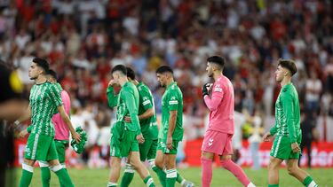 Los jugadores del Betis, tras la derrota.