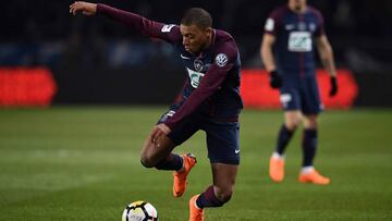 Mbappé dio el susto y fue cambiado por precaución