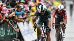 Milan triunfa en el caos