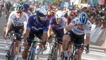Jakobsen celebra su triunfo en la meta de J¨¢chal por delante de Gaviria.