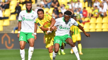 Saint-Etienne's Cameroonian midfielder Yvan Neyou (R) vies with Nantes' Brazilian defender Fabio Da Silva during the French L1 football match between Nantes and Saint-Etienne at La Beaujoire stadium in Nantes, on September 
20, 2020. (Photo by LOIC VENANCE / AFP)