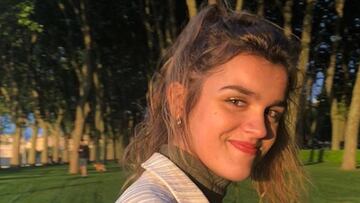 Amaia Romero, ganadora de OT2017, sonriente en un parque.