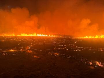 La longitud estimada de la fisura es de, aproximadamente, 3,5 kilómetros, mientras que la velocidad del flujo de lava oscila entre los 100 y los 200 metros cúbicos por segundo.