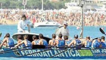 <b>GENTÍO EN LA CONCHA. </b>Como de costumbre, La Concha se llenó a reventar para seguir la regata. En la imagen, la polémica embarcación de Astillero, ayer segunda.