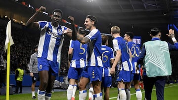 FC Porto's Spanish forward #09 Samuel Omorodion and teammates celebrate their team's third goal during the UEFA Europa League 1st round day 8 football match between FC Porto and Glasgow Rangers at Dragao stadium in Porto on January 29, 2026. (Photo by Miguel RIOPA / AFP)