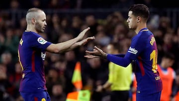 Iniesta, con Philippe Coutinho.