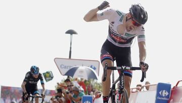 Tom Dumoulin cruza por delante de Chris Froome en la Cumbre del Sol.