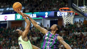 MÁLAGA, 08/06/2025.- Los jugadores Punter (i) y Carter (d) durante un momento del tercer partido de cuartos de final de la Liga Endesa disputado este domingo en el Palacio de los Deportes ?José María Martín Carpena?. EFE/ Daniel Pérez
