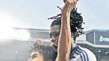 Raúl celebra su gol junto a Drenthe.