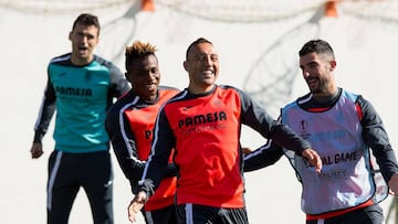 Cazorla bromea en presencia de Chukwueze y &Aacute;lvaro.