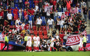 Seguidores del Sevilla caen tras ceder una de las vallas en Ipurúa