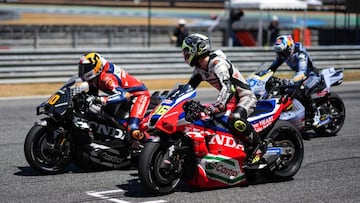 Mir observa el ensayo de salida de Marini con su Honda ya aplastada.