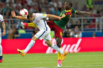 Futbol, Camerun vs Chile
Copa Confederaciones 2017
El jugador de la seleccion chilena Marcelo Diaz , izquierda, disputa el baln con Vincent Aboubakar de Camerun durante el partido del grupo B de la Copa Confederaciones contra Camerun disputado en el estadio Arena Spartak de Moscu, Rusia.
18/06/2017
Mexsport/Photosport
******

Football, Cameroon vs Chile
Confederations Cup, Russia 2017
Chile's player Marcelo Diaz , left, battles for the ball against Cameroon `s Vincent Aboubakar during the group B football match of the Confederations Cup against Cameroon at the Spartak Arena stadium in Moscow, Russia.
18/06/2017
Mexsport/Photosport