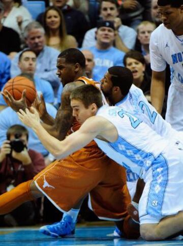 Jackson Simmons (21) y Leslie McDonald en el Texas - North Carolina.