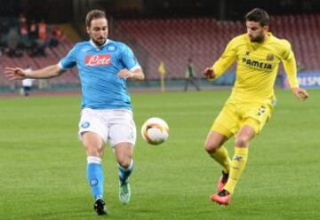 El jugador del Nápoles Gonzalo Higuaín disputa el balón con Mateo Musacchio, del Villarreal