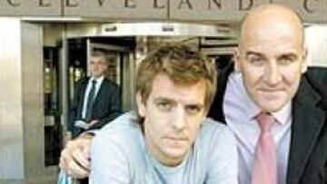 Del Corral y Woodgate en la entrada de la clinica.