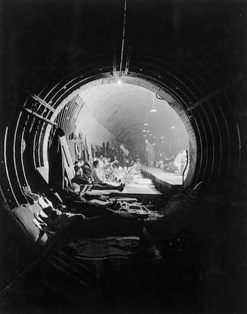 Ciudadanos británicos se refugian en el metro durante el Blitzkrieg (una táctica de ataque que consiste de un bombardeo inicial, seguido del uso de fuerzas móviles, atacando con velocidad y sorpresa para impedir que el enemigo pueda llevar a cabo una defensa coherente).