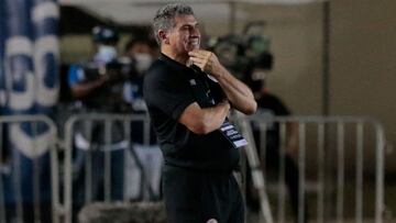 Luis Fernando Suárez observa un partido de su equipo