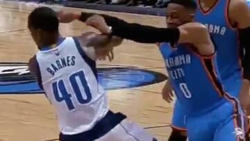 Westbrook se lleva todo por delante: ¡qué choque!