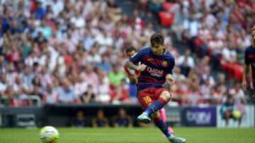 Lionel Messi lanzando el penalti.