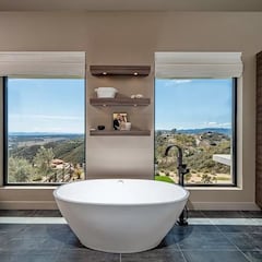 Woman shocked to see what comes out of jets in her bathtub: “I’ve never seen anything like it”