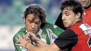 <b>SIN PRESIÓN.</b> Las ocasiones brillaron por su ausencia en un choque sin tensión.