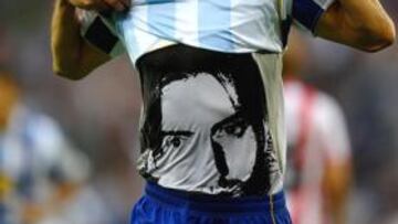 <b>ESTE GESTO LE CUESTA 3.000 . </b>Tras marcar el gol de la victoria del Espanyol ante el Almería, jugado el pasado sábado, José Callejón enseñó una camiseta interior con la cara de su compañero fallecido Dani Jarque. El colegiado apuntó en el acta que "mostró una camiseta con una cara serigrafiada no identificada". El Comité de Competición le ha sancionado con 3.000 euros.