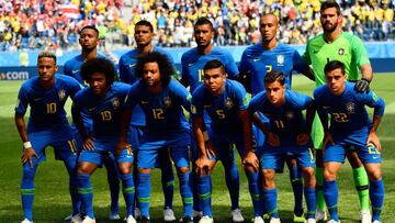 Brazil&#039;s starting eleven pose for a group shot during the Russia 2018 World Cup Group E football match between Brazil and Costa Rica at the Saint Petersburg Stadium in Saint Petersburg on June 22, 2018. / AFP PHOTO / CHRISTOPHE SIMON / RESTRICTED TO 
