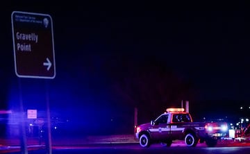 Un vehculo de emergencias sale de Gravelly Point, despus de que el vuelo 5342 de American Eagle chocara con un helicptero mientras se aproximaba al Aeropuerto Nacional Reagan de Washington y se estrellara en el ro Potomac.