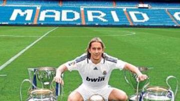 <b>ONCE TÍTULOS. </b>Michel Salgado posa con todos los trofeos que ha conseguido como jugador del Madrid.