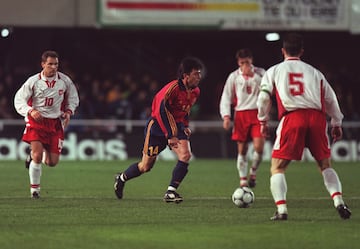 Hijo de emigrantes leoneses que se fueron a Suiza. Con 4 a?os sus padres regresaron a Len donde se crio. Con 16 a?os se fue a la cantera del Barcelona debutando con el primer equipo en 1994 de la mano de Johann Cruyff. Su mejor nivel lo demostr en el Rayo Vallecano, club por el que fich en 1999. En el a?o 2000 le lleg la llamada de la seleccin jugando su primer, y a la postre nico partido contra la seleccin de Polonia.