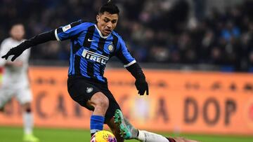 Inter Milan&#039;s Chilean forward Alexis Sanchez controls the ball during the Italian Cup (Coppa Italia) round of 16 football match Inter Milan vs Cagliari on January 14, 2020 at the San Siro stadium in Milan. (Photo by Miguel MEDINA / AFP)