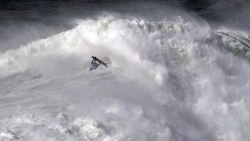 Lenny se corona en los muros de agua de Nazaré