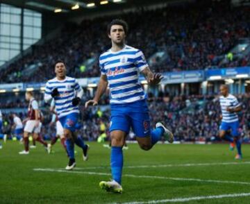 Charlie Austin había decretado el 1-1 de penal. Vargas corre a festejarlo. 