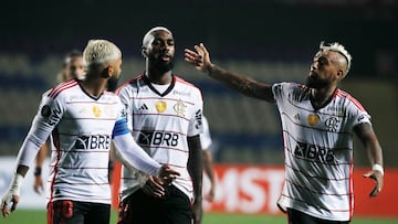 Futbol, Nublense vs Flamengo.
Grupo A, copa Libertadores 2023.
Los jugadores de Flamengo Gabriel Barbosa, Gerson Santos da Silva y Arturo Vidal son fotografiados durante el partido de copa libertadores contra Nublense disputado en el estadio Municipal Alcaldesa Ester Roa Rebolledo en Concepcion, Chile.
24/05/2023
Marco Vasquez/Photosport
Football, Nublense vs Flamengo.
A Group, 2023 Libertadores Championship.
Flamengo's players Gabriel Barbosa, Gerson Santos da Silva y Arturo Vidal are pictured during the libertadores championship match against Nublense at the Municipal Alcaldesa Ester Roa Rebolledo in Concepcion, Chile.
24/05/2023
Marco Vasquez/Photosport