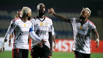 Futbol, Ñublense vs Flamengo.
Los jugadores de Flamengo, Gabriel Barbosa, Gerson Santos da Silva y Arturo Vidal, son fotografiados durante el partido de copa libertadores contra Ñublense.
