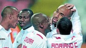 <b>BLACK POWER. </b>Kanouté es felicitado por Konko, Zokora, Romaric, Koné y Adriano después de conseguir el único gol del partido.