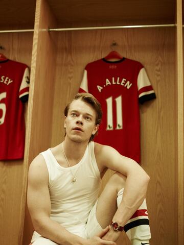El actor que interpreta a Theon Greyjoy es aficionado del Arsenal, a tal grado que tiene dos camisetas personalizadas, con su nombre y su apellido.