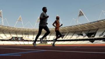<b>CARRO DE FUEGO. </b>Sobre la pista del Estadio Olímpico que acogerá el atletismo en los Juegos 2012 ya trota un 'carro de fuego': Lord Sebastian Coe, junto a Hannah England.