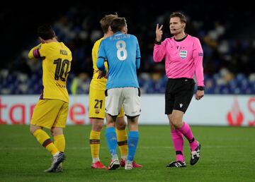 El árbitro alemán Félix Byrch con los Frenkie de Jong y Fabián Ruiz.