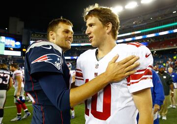 Si hay una rivalidad que ha marcado a Tom Brady es con los Manning. Eli, mariscal de los Gigantes de Nueva York, derrotó por segunda ocasión en un Super Bowl a los Patriotas en la temporada 2012. Ese año, Nueva Inglaterra logró anotar 557 puntos en la temporada regular de la mano de Brady, la tercera máxima cantidad en la historia de la NFL. Sin embargo, en el juego por el título cayeron 21-17.