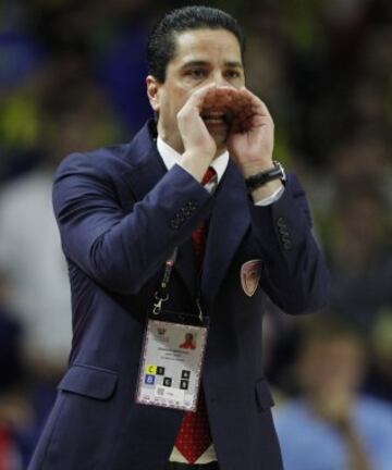 Giannis Sfairopoulos, técnico de Olympiacos, dando instrucciones en el partido.