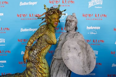 El disfraz de Medusa de Heidi Klum se complementa con el disfraz de su marido, Tom Kaulitz, que se disfrazó de un soldado petrificado tras el ataque de Medusa.